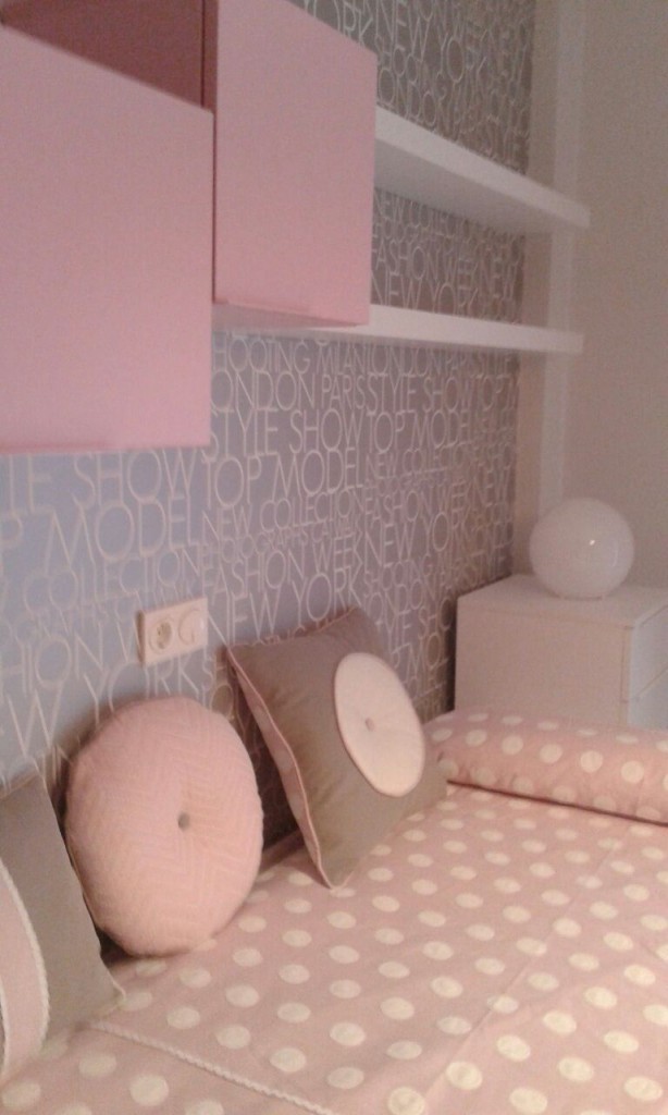 El dormitorio de María un concepto moderno con encanto.